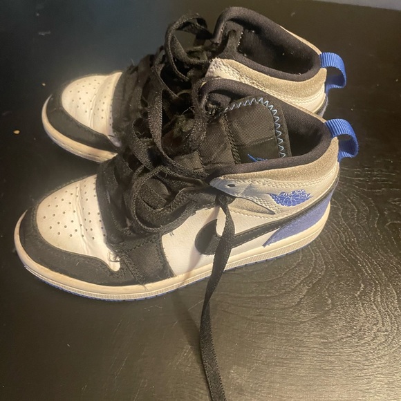 2y Jordan 1 shoes - Picture 2 of 5
